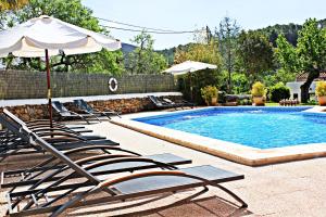 圣胡安包蒂斯塔坎福斯特农场酒店的一个带躺椅和遮阳伞的游泳池