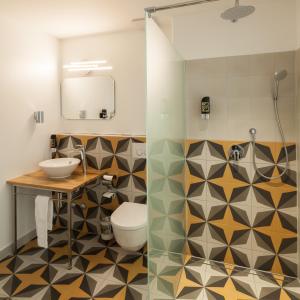 纳沙泰尔路易斯 - 法夫尔21号住宿加早餐旅馆的浴室配有卫生间、盥洗盆和淋浴。