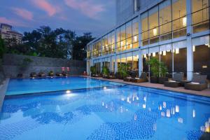 雅加达ASTON Priority Simatupang Hotel and Conference Center的大楼前的大型游泳池