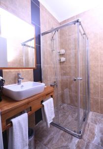特拉布宗Marvell City Otel的带淋浴和盥洗盆的浴室