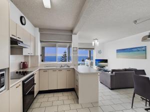 安特兰斯海豚苑5号公寓的厨房和客厅,享有海景