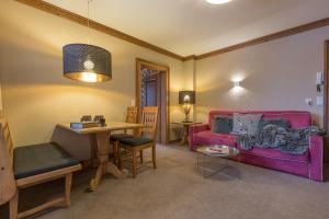 齐勒河谷采尔Villa Haidacher Relax & Lifestyle Apartments的客厅配有红色的沙发和桌子