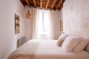 阿维尼翁La Rappe的卧室配有带白色枕头的床和窗户。