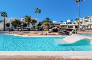 科斯塔特吉塞Residence Playa Roca的度假村内带滑梯的游泳池