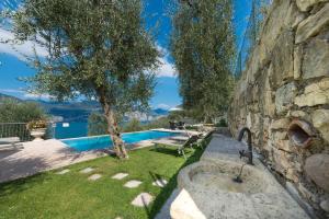 布雷佐内加尔达Agricampeggio Relax (Campsite)的院子内带水槽的石墙