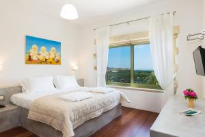 AngelianaDalabelos Estate的一间卧室设有一张床和一个大窗户
