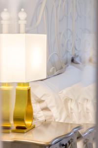 伦敦Luxury London Apartment的一张床,床边的桌子上放着两盏灯