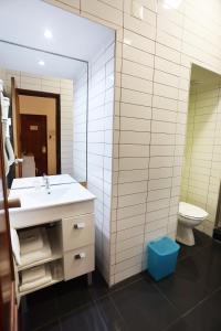 里斯本安桥阿祖尔旅馆的一间带水槽、卫生间和镜子的浴室