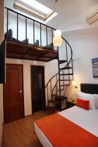 里斯本安桥阿祖尔旅馆的一间卧室设有高架床和楼梯。