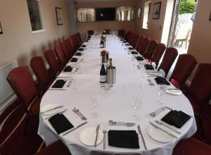 哈灵沃斯斯潘霍旅馆的一张长桌子,房间带红色椅子