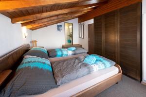 格雷兴Fortuna Dachgeschoss的配有木天花板的客房设有两张床。