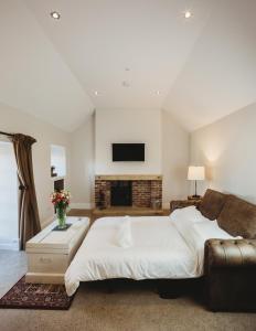 圣安德鲁斯Orchard Cottage的客厅配有大床和沙发