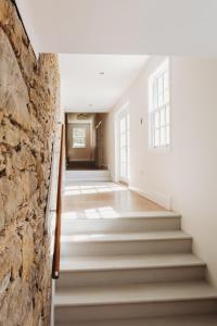 圣安德鲁斯Orchard Cottage的走廊设有楼梯和石墙