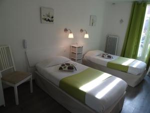 福卡尔基耶乐格兰德酒店的一间设有两张床和椅子的房间