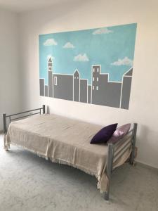 伊维萨镇Coordenadas Ibiza的一间卧室配有一张壁画床