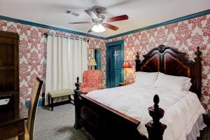 休斯顿Sara's Inn on the Boulevard的一间卧室配有一张床和吊扇