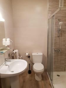曼萨纳雷斯英雄传奇酒店的浴室配有卫生间、盥洗盆和淋浴。