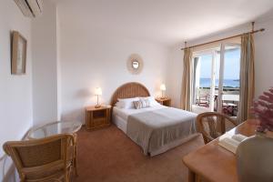 维琪奥港迪布里酒店的一间卧室配有一张床,享有海景