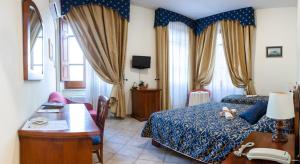 Arpino达皮诺伊尔骑士酒店的一间卧室配有一张床、一张桌子和一张书桌