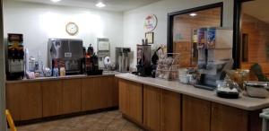 阿什兰阿什兰速8酒店的带咖啡壶的柜台的厨房