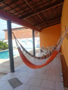 马约尔兰迪亚Casa Majorlandia的小屋内的吊床,带游泳池