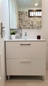 阿罗纳Home Sweet Home的白色的浴室设有水槽和镜子