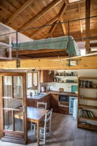 米利纳Piges的厨房配有桌子和高架床