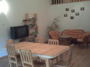 萨诺克Pod Orzechem的客厅配有木桌和电视。