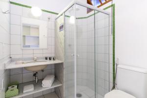 乌巴图巴Pousada Peixes do Mar的带淋浴、盥洗盆和卫生间的浴室