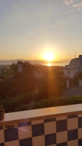 圣费利切-奇尔切奥Appartamento Panoramico的从带游泳池的房子里看到的日落