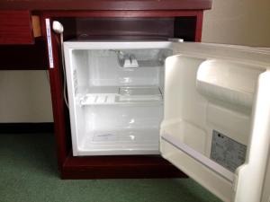 鹿儿岛联合酒店的空冰箱,门打开在房间里