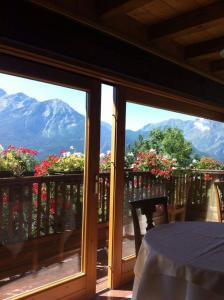 喇沙莱斯孔贝斯酒店的阳台享有山景,配有桌子。