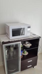里奥格兰德Departamento de 1 Dormitorio con Sala Estar的台面上的一个微波炉烤箱