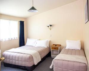 怀希Goldmine Motel的小型客房 - 带2张床和窗户