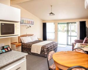 怀希Goldmine Motel的小型酒店客房配有一张床和一张桌子