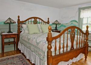 AshburnhamMaguire House Bed and Breakfast的一间卧室配有一张木床和两盏灯。