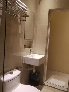 关丹V酒店 的一间带水槽、卫生间和淋浴的浴室