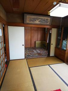 冈山Ikkenya Kitagata的一个空房间,有两个门和一个地毯