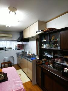 冈山Ikkenya Kitagata的厨房配有水槽和台面