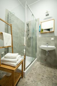 比得哥什Dream Team Pomorska的一间带玻璃淋浴和水槽的浴室