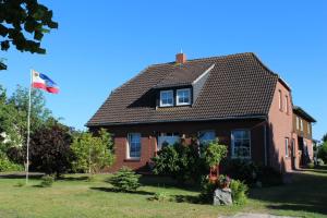 奥茨塞巴德·迪尔哈根Hauptdeck的院子里悬挂着旗帜的房子