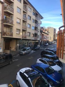 普奇塞达Apartamento Turístico Puigcerdá Correos的城市街道上一排汽车