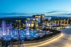 拉韦洛San Barbato Resort Spa & Golf的建筑前喷泉的景色
