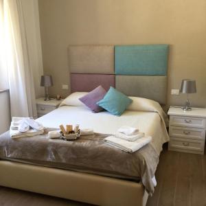 圣特奥多罗Il Giardino di Daniela Apartments的一间卧室配有带毛巾的床