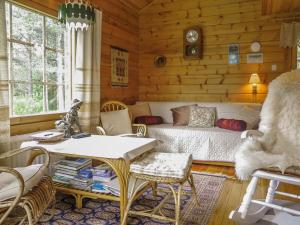 索丹屈莱Holiday Home Anula by Interhome的卧室配有一张床和一张桌子及椅子