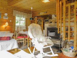 索丹屈莱Holiday Home Anula by Interhome的客厅配有椅子和壁炉