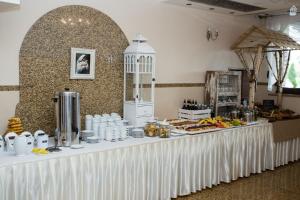Udryń娜乌兹格祖旅馆的上面有食物的白色桌子