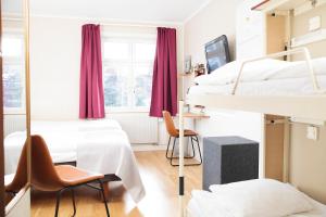斯德哥尔摩STF津肯斯达姆酒店的客房设有三张双层床和一扇窗户。