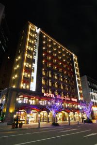 神户Hotel Konigs-Krone Kobe的一座酒店大楼,晚上前有灯