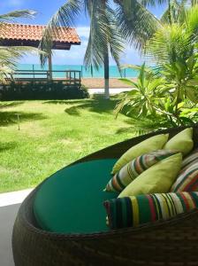马塞约Ipioca Beach Village的海滩景阳台的枕头篮